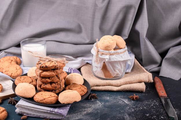 Plaat van sweeties met kopje melk