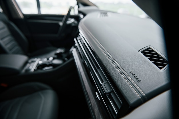 Plaats voor airbag. Close-up van interieur van gloednieuwe moderne luxe auto