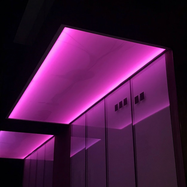 Plafond verlicht door neonlichten