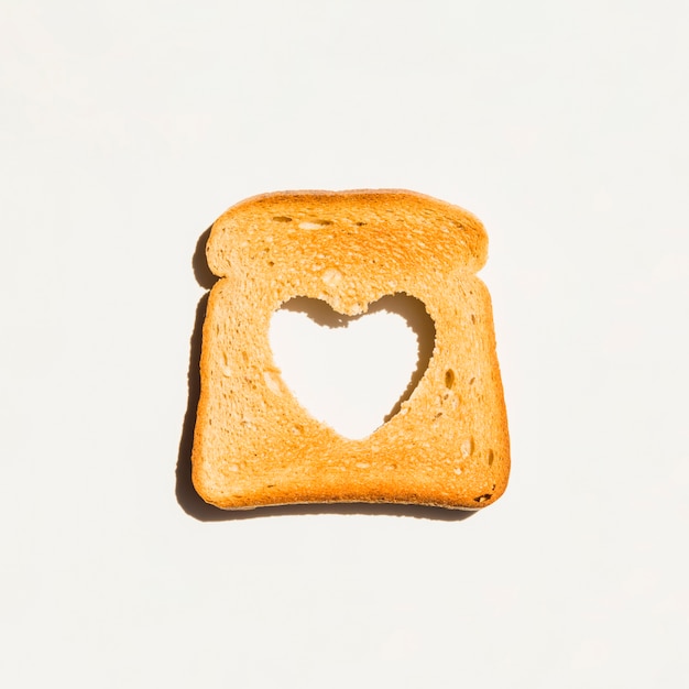 Gratis foto plakje geroosterd brood met hartvorm