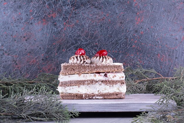 Plakje smakelijke cake op een houten bord. Hoge kwaliteit foto