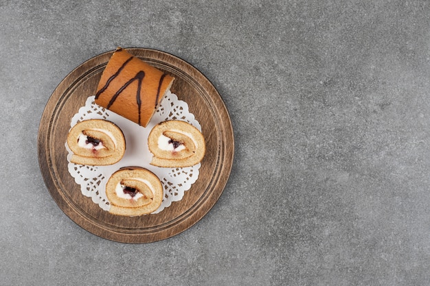 Plakjes broodje cake op een houten bord