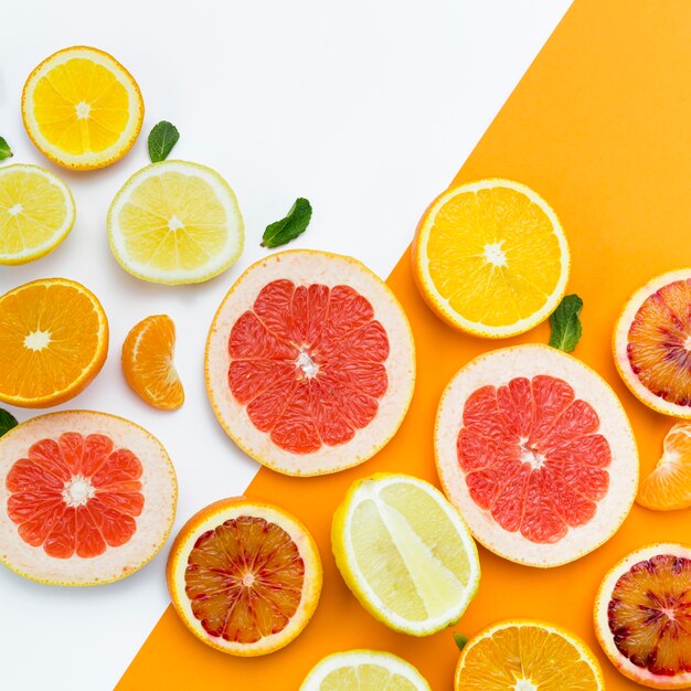 Plakjes citrusvruchten bovenaanzicht