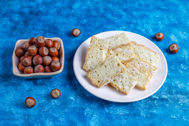 Plakjes droog brood met hazelnoten.