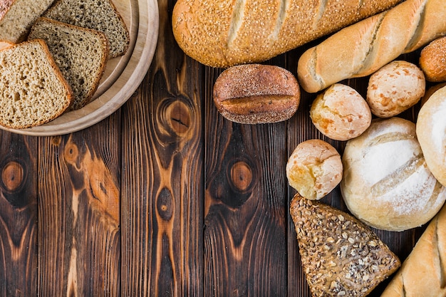 Plakjes en liefdes van vers brood op houten tafel