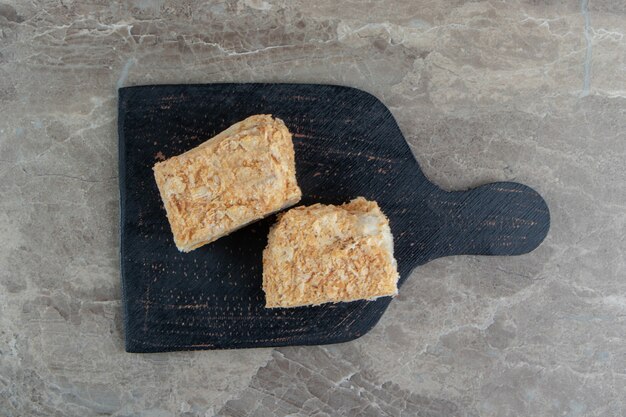 Plakjes honingkoek op een donkere bord