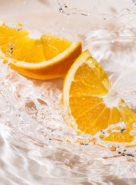 Plakjes sinaasappel in water