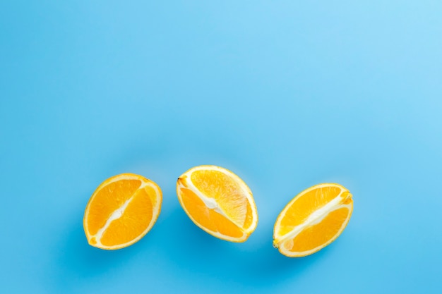 Gratis foto plakjes sinaasappel met kopie ruimte achtergrond