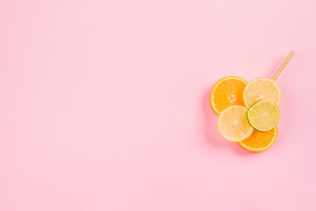 Plakjes verse citrusvruchten en stro