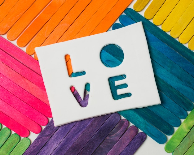 Plakt in heldere LGBT-kleuren en liefdeswoord op tablet