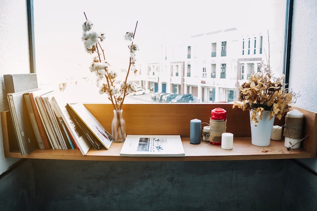 Plank met schetsboeken en decoraties