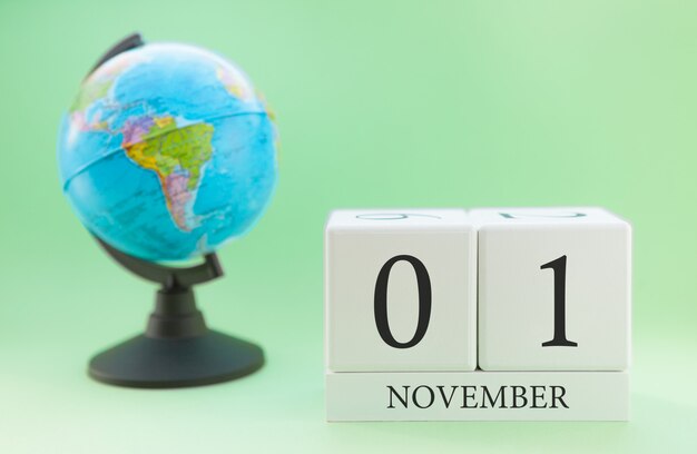 Planner houten kubus met getallen, 1 dag van de maand november