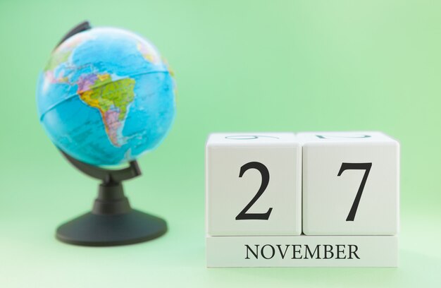 Planner houten kubus met getallen, 27 dag van de maand november, herfst
