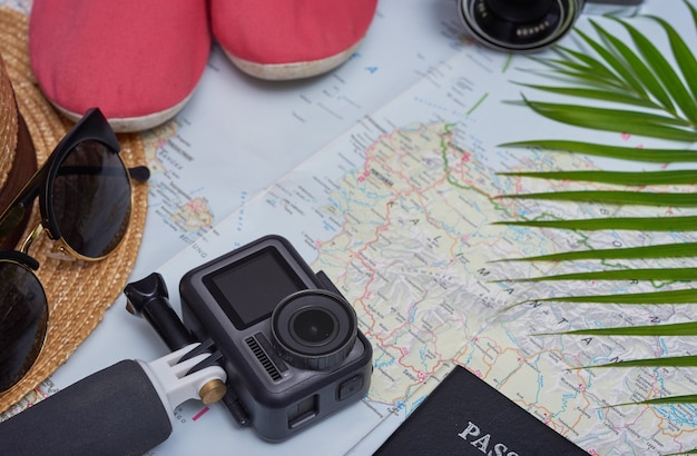 Planning over reisreis en reis. Plat lag reisaccessoires op kaart met schoen, hoed, paspoorten, geld, tablet, smartphone. Bovenaanzicht, reis- of vakantieconcept.