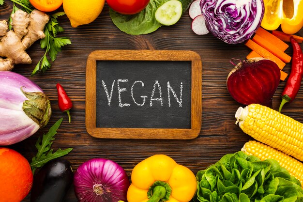 Plantaardig arrangement met vegan belettering op schoolbord