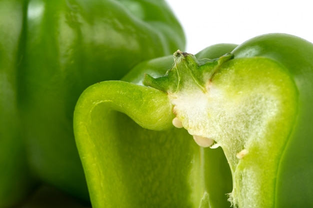 Plantaardige groene paprika op witte achtergrond