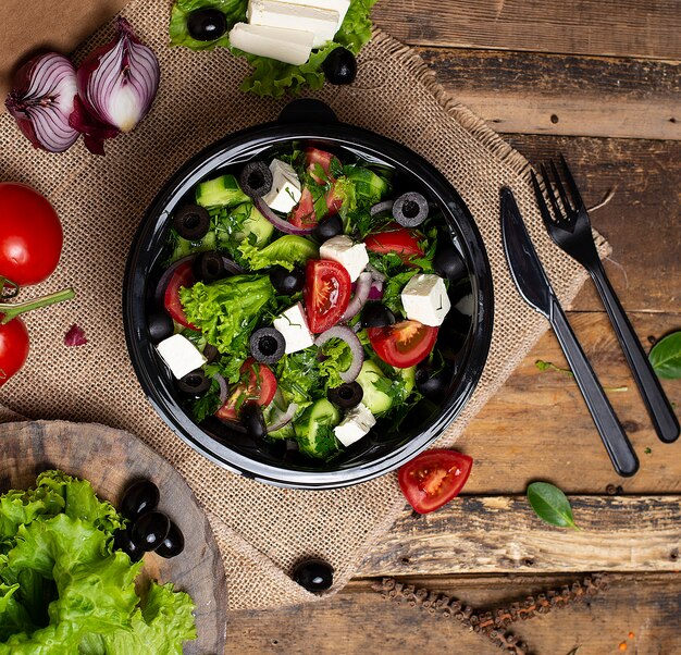 Plantaardige Roka-salade met feta witte kaas, groene salade, tomaten en olijven.