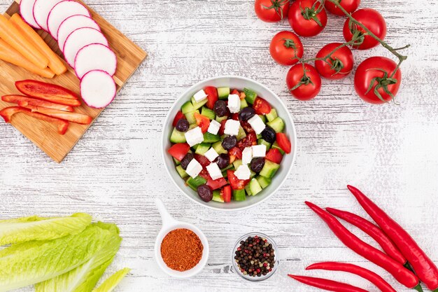 plantaardige saladeplaat omringd met andere groenten