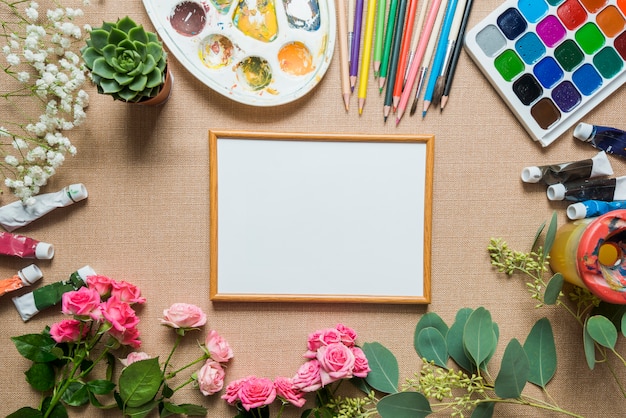 Planten en tekenbenodigdheden rond het frame