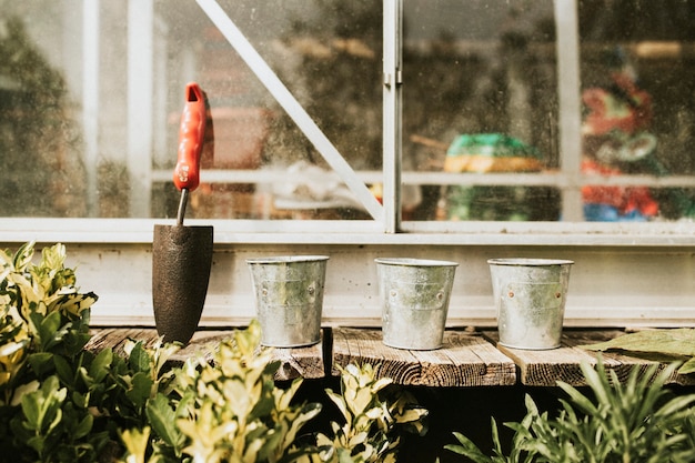 Plantenpotten met troffel op houten tafel