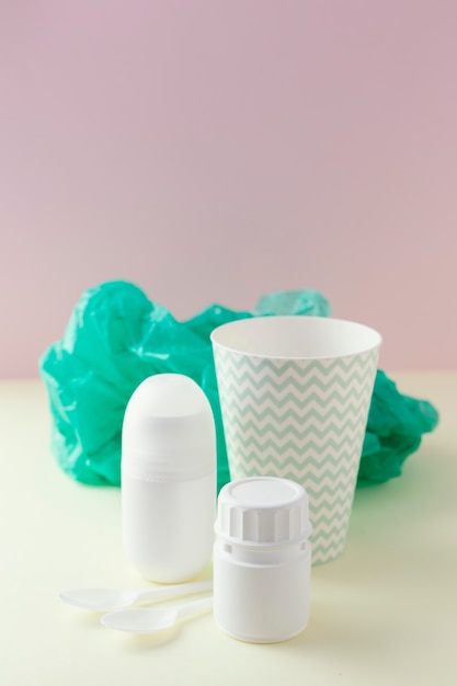 Plastic beker en pakjes ernaast
