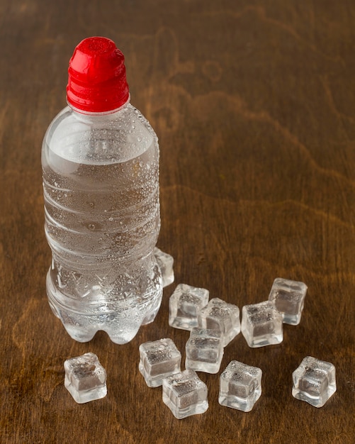 Plastic fles water en ijs