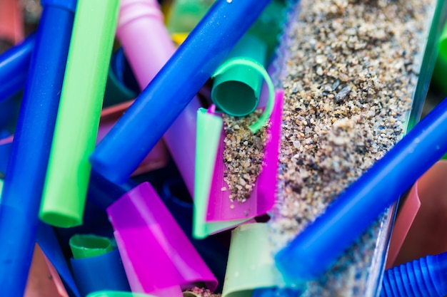 Gratis foto plastic stukken close-up verzameld uit zand