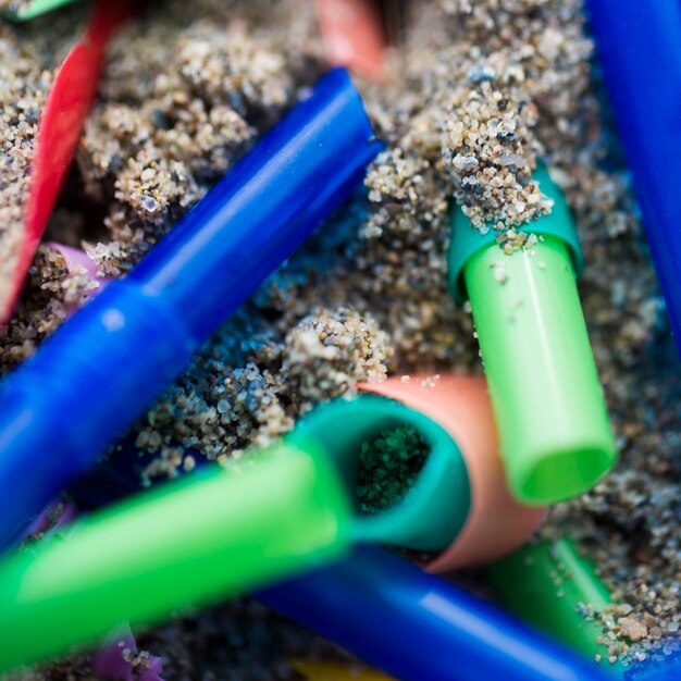 Plastic stukken gegooid op zee