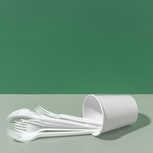 Plastic vorken en kartonnen beker