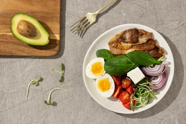 Plat bord met keto-dieetvoedsel en avocado