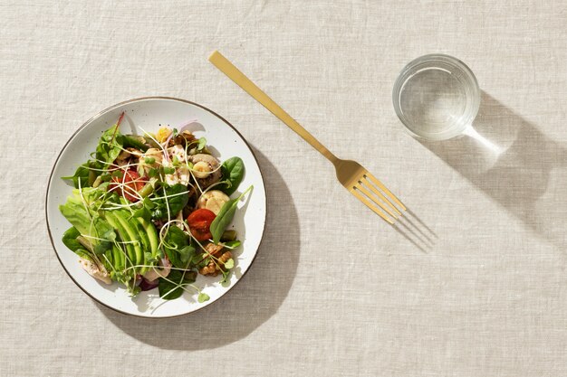 Plat bord met keto-dieetvoedsel en gouden vork