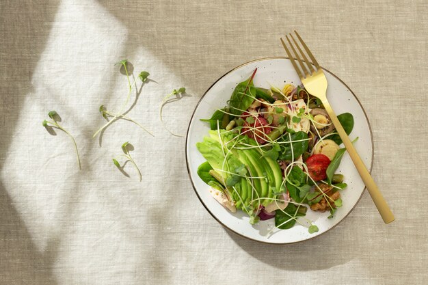 Plat bord met keto-dieetvoedsel en spruiten