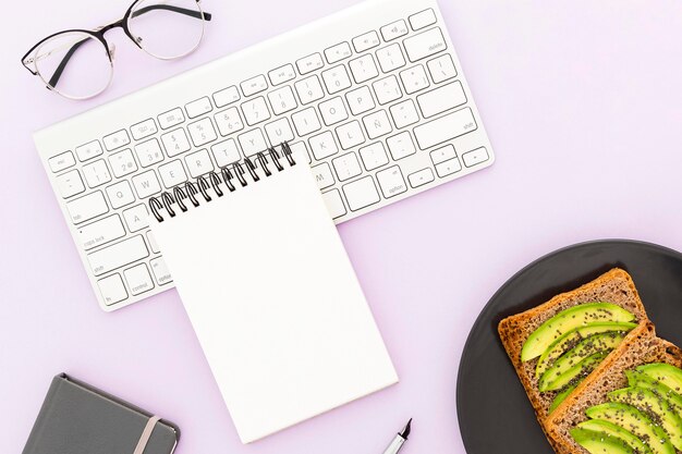 Plat bord met toast en avocado voor het ontbijt