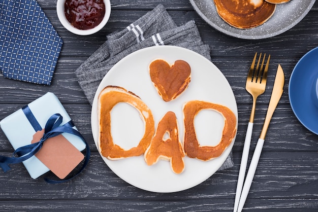 Plat brood letters voor vaderdag en hart