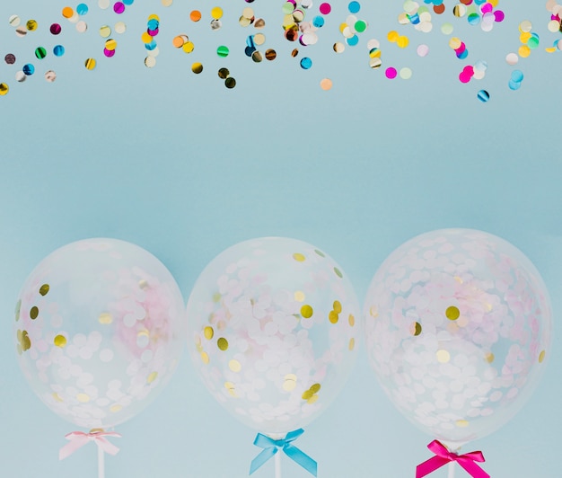 Gratis foto plat feestdecoratie met ballonnen en confetti