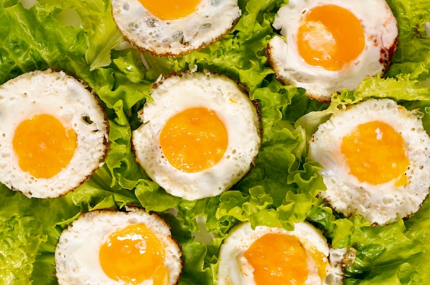 Gratis foto plat gebakken eieren met groene salade regeling