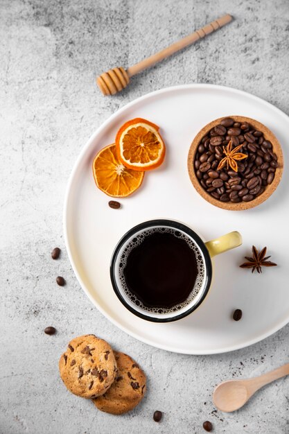 Plat koffie en ingrediënten op dienblad leggen