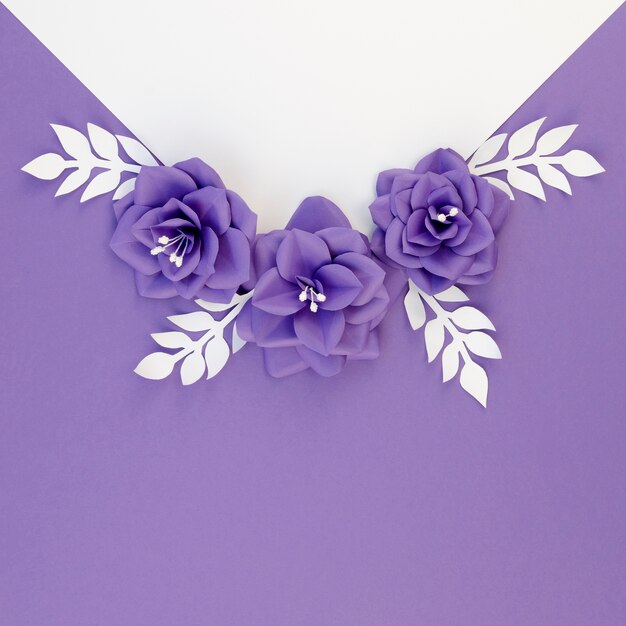 Plat lag arrangement met papieren bloemen en paarse achtergrond