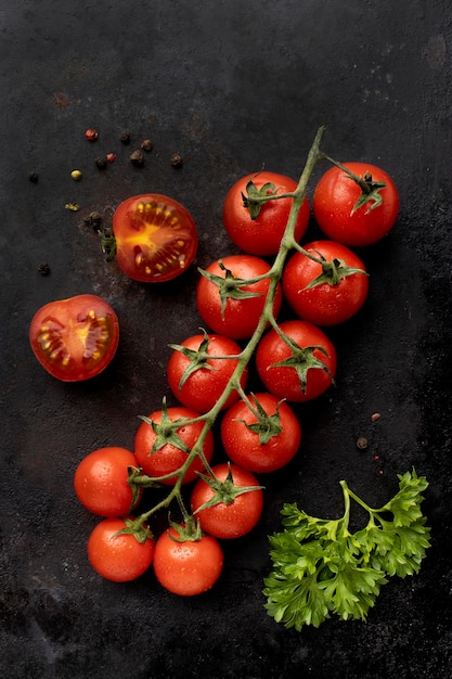 Gratis foto plat lag arrangement van heerlijke verse tomaten