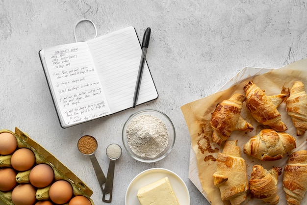 Gratis foto plat lag arrangement van lekker eten en ingrediënten