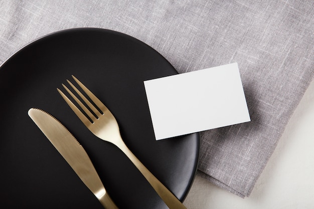 Plat lag arrangement van mooi serviesgoed op tafel
