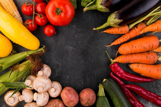 Plat lag arrangement van verschillende groenten met kopie ruimte