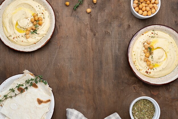 Plat lag assortiment met heerlijke lokale gerechten met kopie ruimte