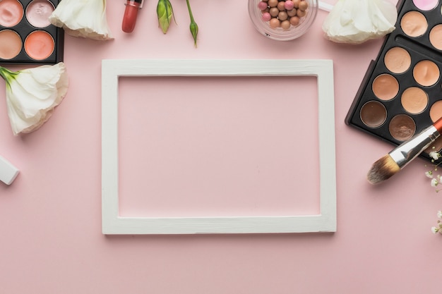 Plat lag assortiment met make-up producten en frame