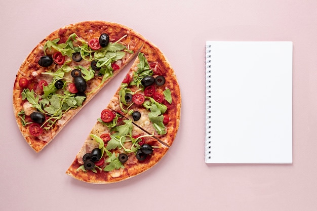 Plat lag assortiment met pizza en laptop