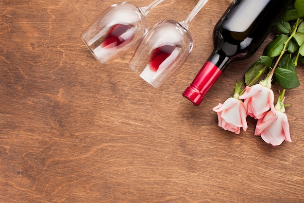 Plat lag assortiment met rozen en wijn