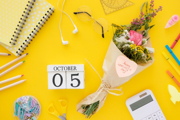 Plat lag bloemen op gele achtergrond