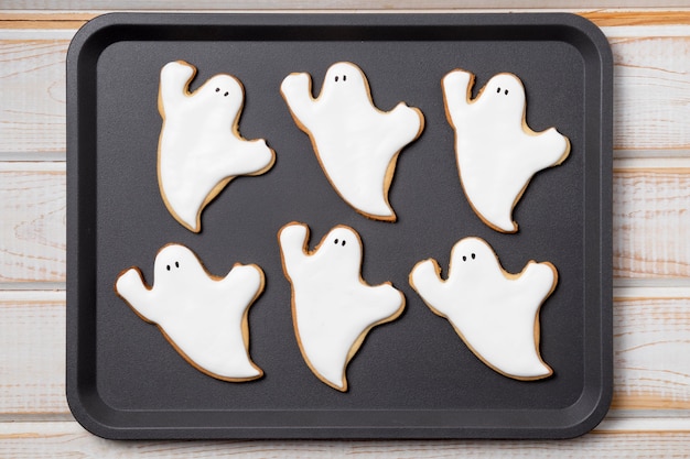 Plat lag dienblad met traktaties voor halloween