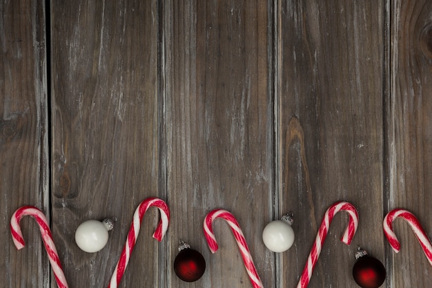 Gratis foto plat lag frame met kerstbollen en snoep