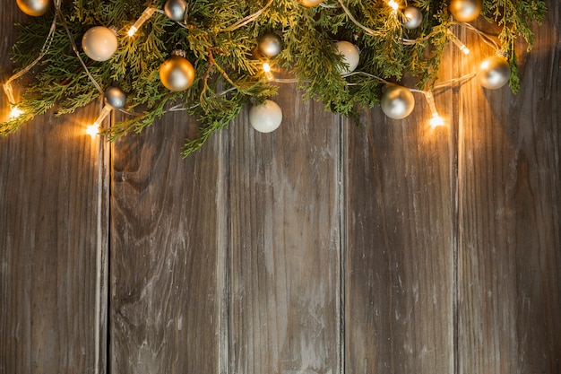 Plat lag frame met kerstboom en houten achtergrond